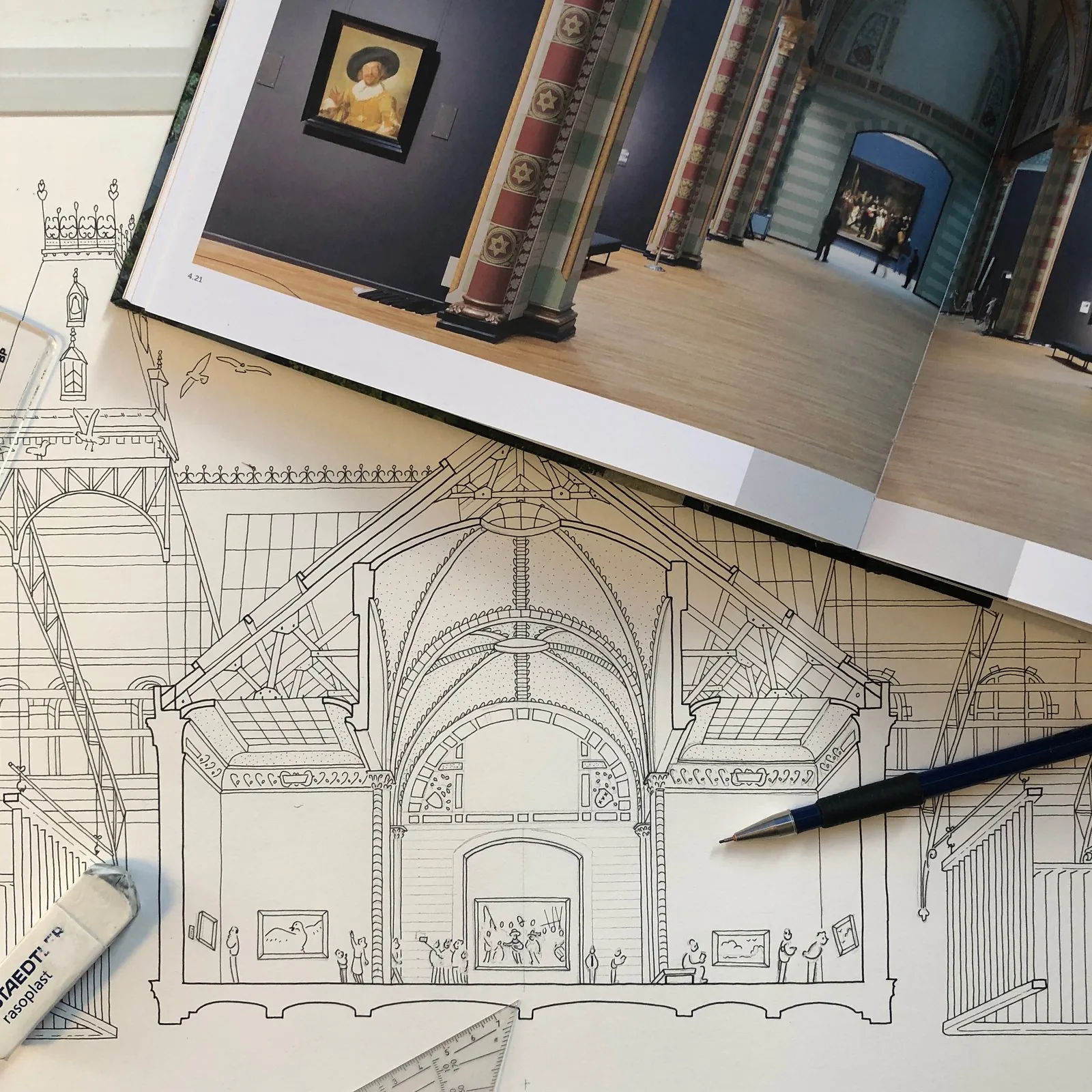 Making of: de nieuwe doorsnede van het Rijksmuseum in potlood, naast het oude boek