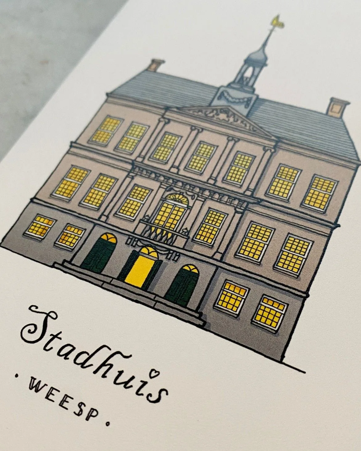 Een mo(nu)mentjes-kaart met het Stadhuis van Weesp, in fineliner en kleur, op tafel