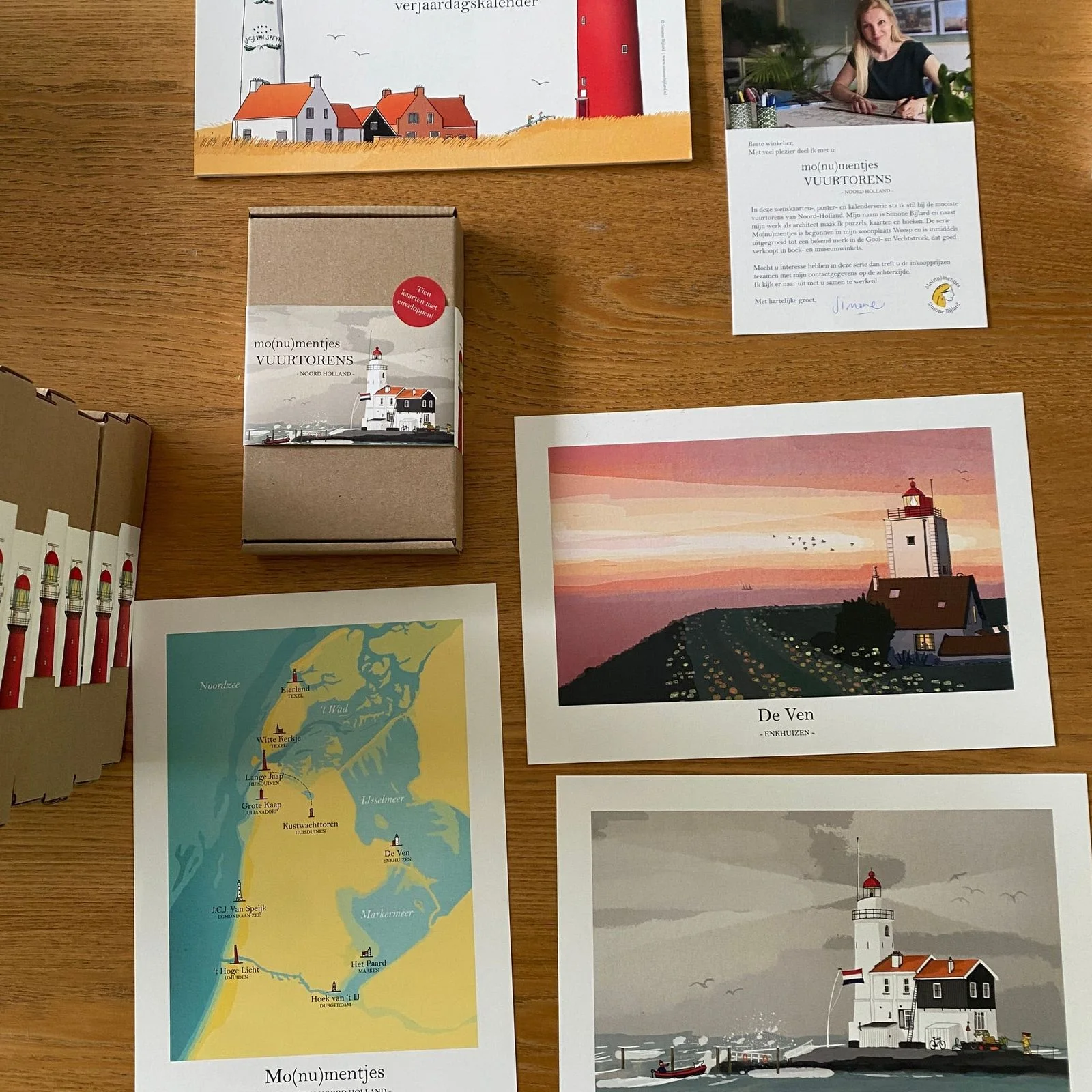 De reeks Vuurtorens: kaarten, de kaart van Noord-Holland en de kraftdoos op een houten tafel