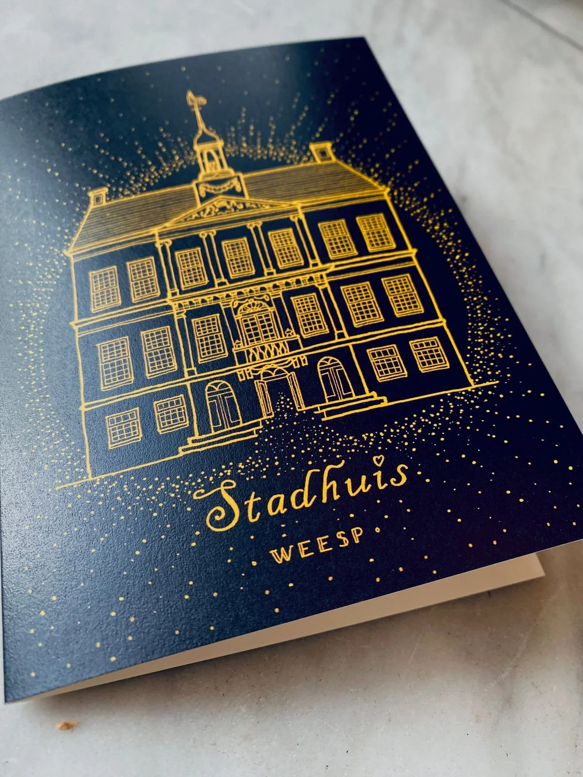 Kerstkaart met het Stadhuis van Weesp in goud op nachtblauw