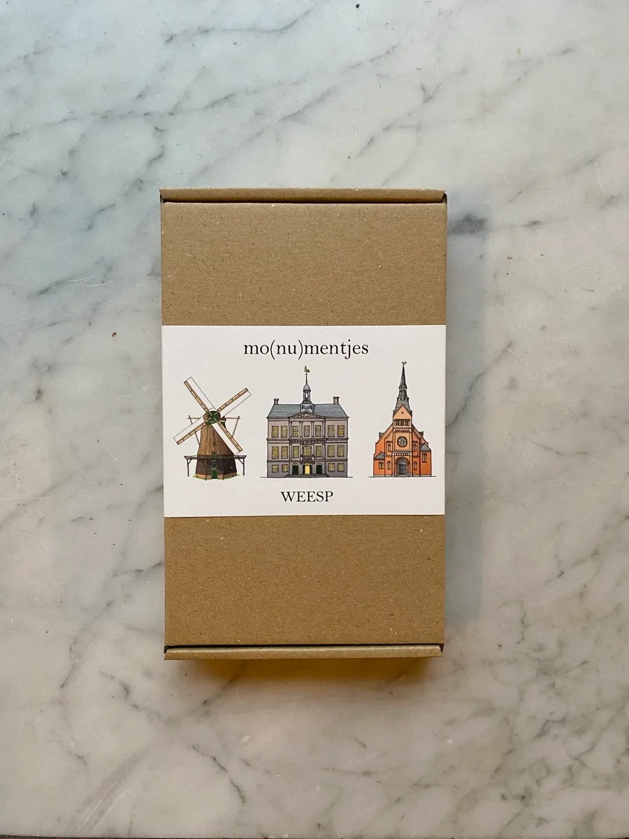 Kraftdoos met de wikkel mo(nu)mentjes Weesp: een molen, het Stadhuis en een kerk