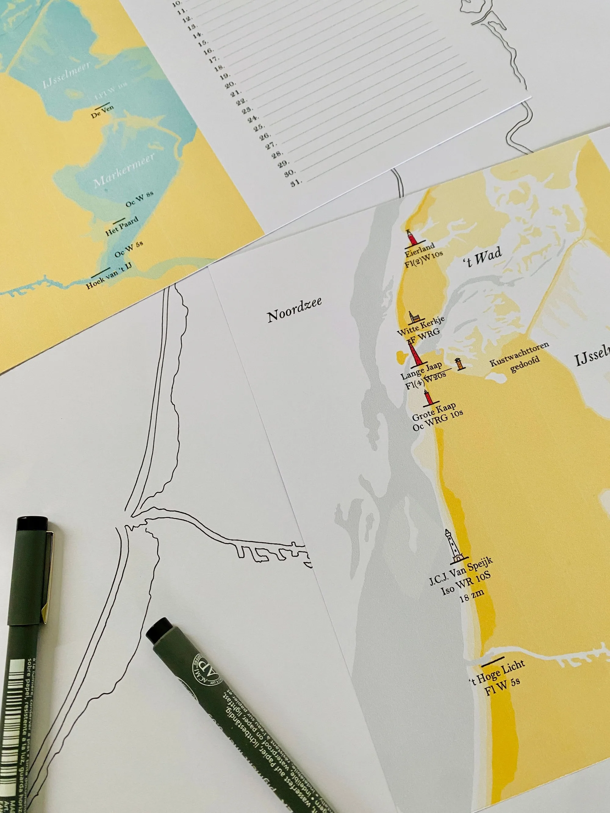 De vuurtorenkaart van Noord-Holland in wording, met fineliners op tafel